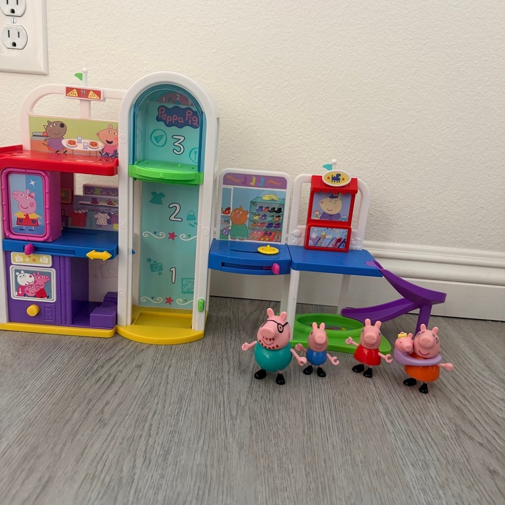 Peppa Pig Shopping Mall Playset with Figures Working Elevator